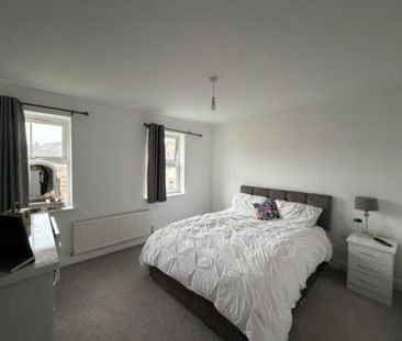 3 bedroom Semi-detached house To Let - Photo 5
