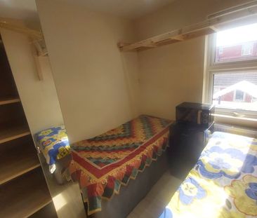 Room in a Shared House, Ilford, IG3 - Photo 2