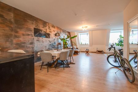 Großzügig wohnen: Kernsanierte Wohnung mit offenem Wohn-/Essbereich in Kitzingen + Pkw-Stellplatz - Photo 2