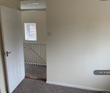 3 bedroom semi-detached house to rent - Photo 2