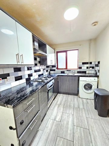 2 Bed Semi-Detached House, Macarthur Close, E7 - Photo 4