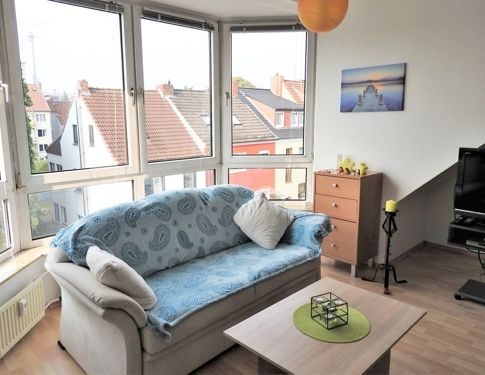 RUHIGE LAGE in HASTEDT! Gemütliche, sehr helle 2-Zimmer-Dachgeschosswohnung mit Einbauküche, Laminat und großem Dachboden in gepflegtem Mehrparteienhaus - Photo 1