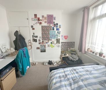 4 Bedroom Mid Terraced House - Photo 6