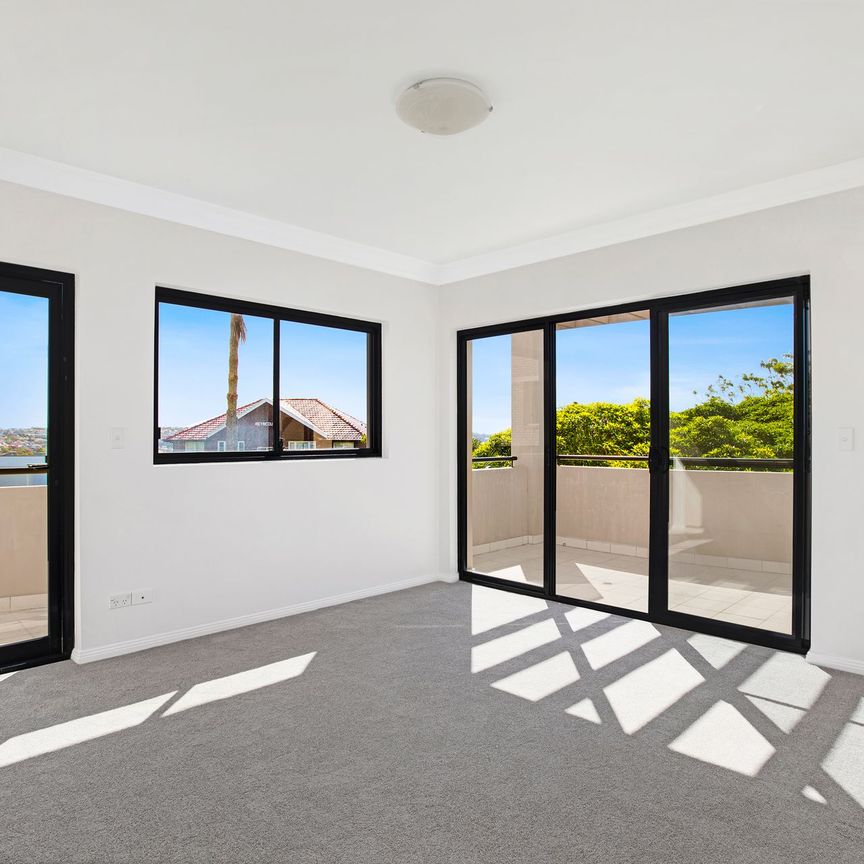 Bright & Spacious Top Floor Apartment - Photo 1