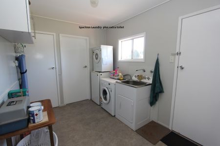 Tidy 3 Bedroom Home - Photo 5