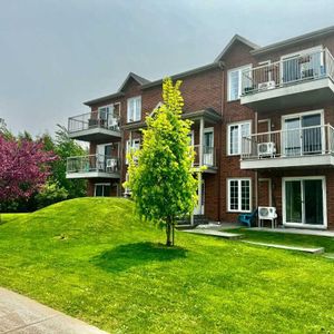 SUPERBE appartement style CONDO récent, grand 4 1/2 (1005 p.c.), dans un environnement paisible et très recherché, à seulement 9 ms de Québec. - Photo 2