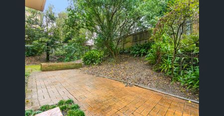 FANTASTIC TWO BEDROOM APARTMENT WITH COURTYARD - Photo 5