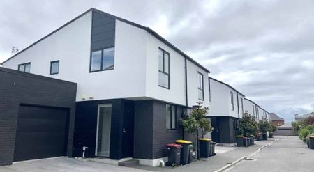 FULLY FURNISHED STYLISHLY PRESENTED CITY TOWNHOUSE! - Photo 2