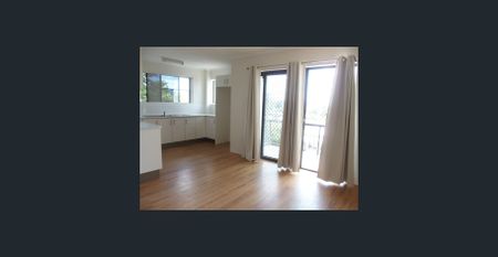 Top-Floor Apartment with City Views and Two Balconies - Photo 4