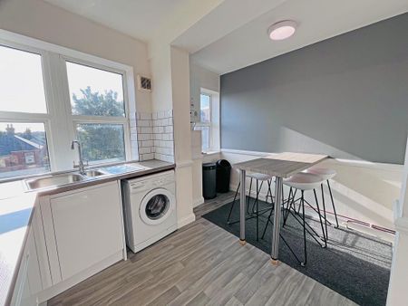 3 bedroom flat to rent - Photo 4