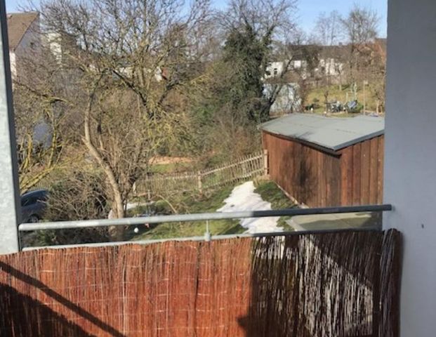 Schöne und helle 3 RW Wohnung mit Balkon im 1.OG - Photo 1