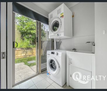 🏡 Low Maintenance Contemporary Home In Great Location - Photo 4