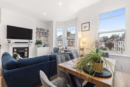 SHORT LET - A stunning three bedroom split-level flat with roof terrace - Photo 3