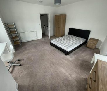 4 bedroom flat to rent - Photo 5