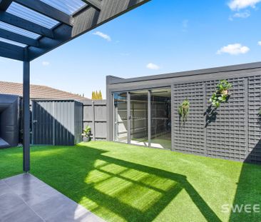 Modern and spacious four bedroom townhouse in prime location - Photo 6