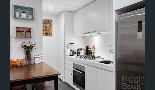 STUNNING 1 BEDROOM APARTMENT IN SOUGHT AFTER BUILDINGS IN RICHMOND! - Photo 1
