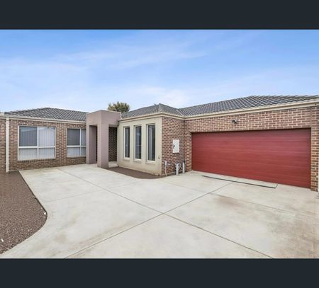 8 Lunn Court, Altona Meadows, Vic 3028 - Photo 4