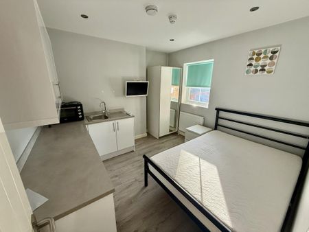 1 bedroom in a house share to rent - Photo 2