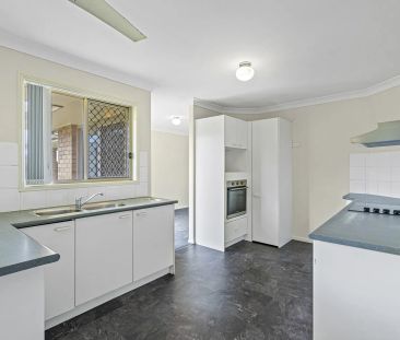 Four bedroom home with air conditioning on large block.. - Photo 3