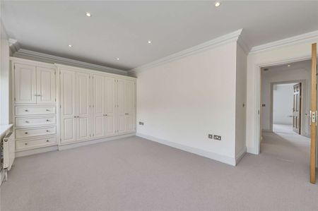 A lovely gated family home with off-street parking and generous gardens backing on to Richmond Park. - Photo 5