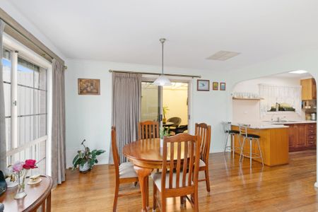 Perfectly Preserved, Three Bedroom, Two Bathroom Family Home - Photo 2