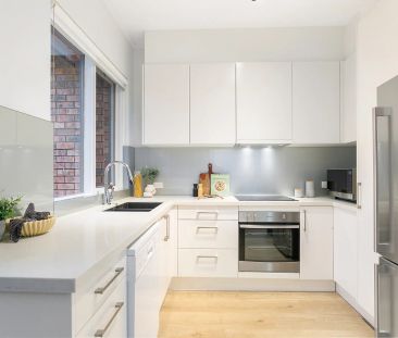 Contemporary Family-Sized Townhouse with Exceptional Convenience - Photo 2