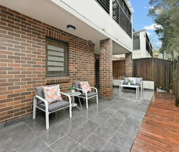 Spacious 3 Bedroom Courtyard Apartment! - Photo 1