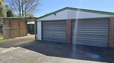 THREE BEDROOMS - HEATPUMP - PETS NEGOTIABLE - Photo 3