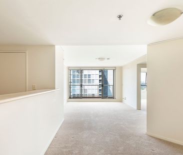 Open-plan, one-bedroom apartment, freshly painted and featuring dis... - Photo 2