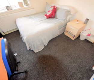 4 bedroom House in Stanmore Crescent, Leeds - Photo 3