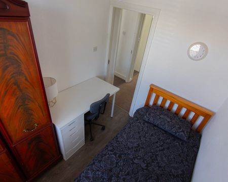 3 Bed Terraced House, Colwood Gardens, SW19 - Photo 2