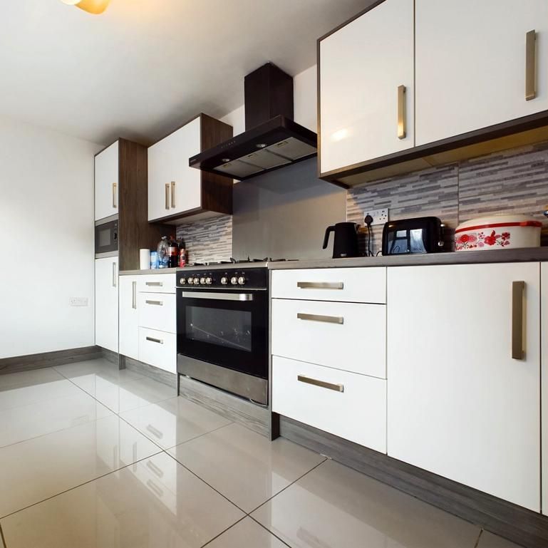 1 bedroom in a house share to rent - Photo 1