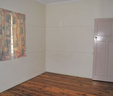 WORKERS COTTAGE WITH YARD - Photo 2
