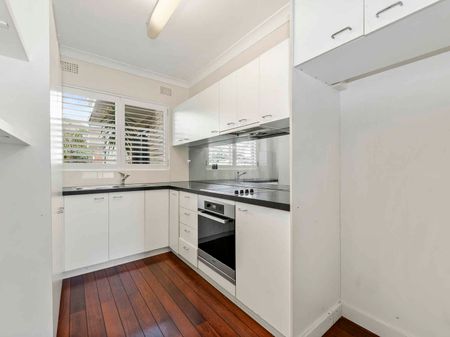 MODERN 2 BEDROOM APARTMENT IN PRIME LOCATION - Photo 3