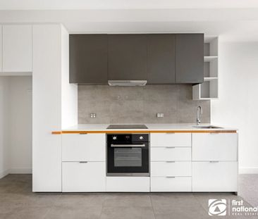 Partly furnished apartment in Carlton! - Photo 1