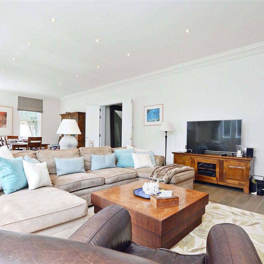 An impressive 3 bedroom duplex apartment in this central village location, with an off street parking space. - Photo 1