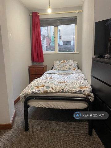 1 bedroom in a house share to rent - Photo 3