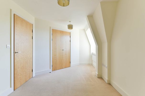 Central Walk, Station Approach - Photo 1