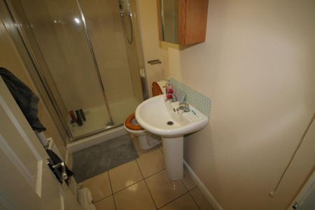 4 bedroom flat to rent - Photo 4