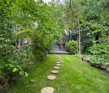 Tatton View Room 6 - Purple - Photo 3