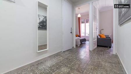 Furnished room in 6-bedroom apartment, L’Eixample - Photo 5