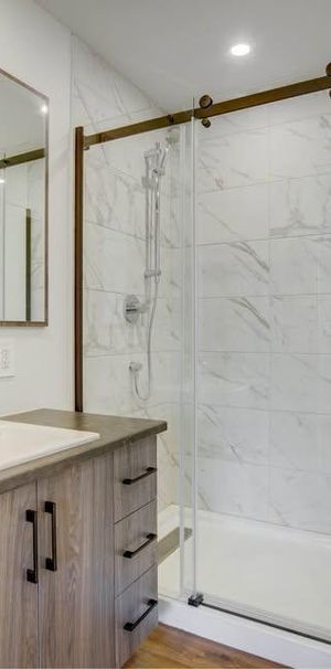 Beau 4 1/2 récent, demi sous-sol, style semi-détaché ! - Photo 1