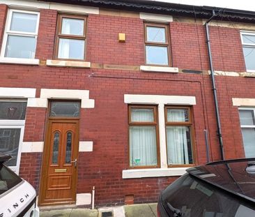 To Let 3 Bed Mid Terraced House - Photo 6