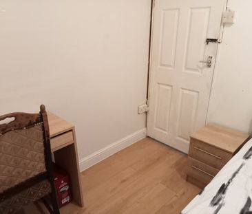 Room in a Shared Flat, Tree Road, E16 - Photo 2