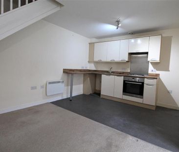 2 bedroom mews to rent - Photo 2