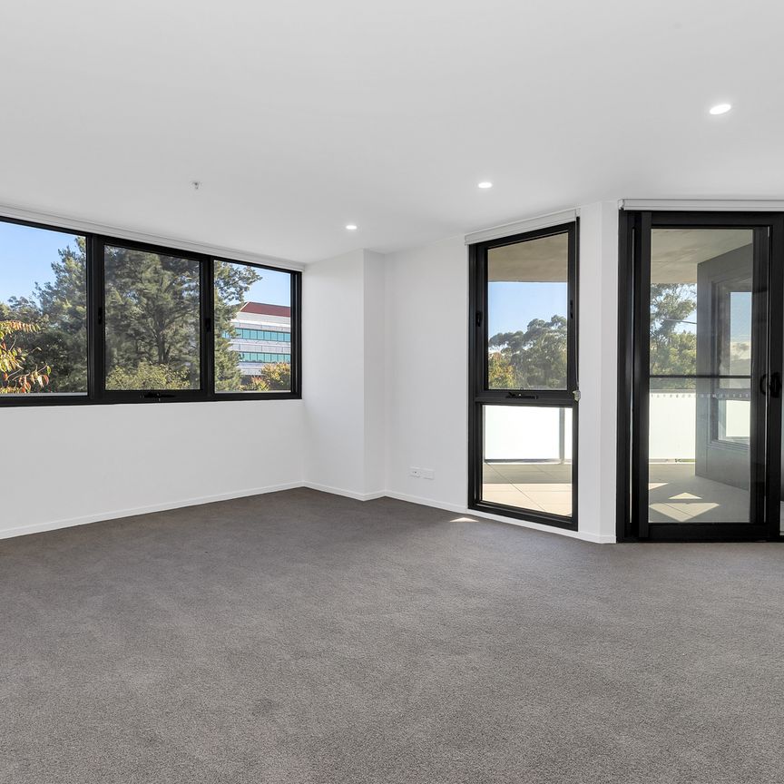 North facing. Corner position. Waterside living. - Photo 1