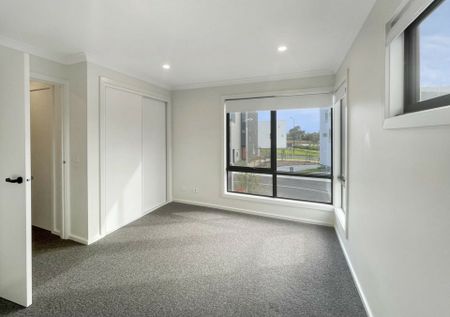 16 Zeta Crescent, Point Cook VIC, Belconnen - Photo 2