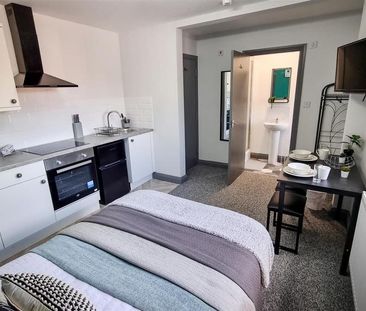 1 bedroom in a house share to rent - Photo 2