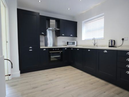 Semi-detached house to rent on - Photo 4