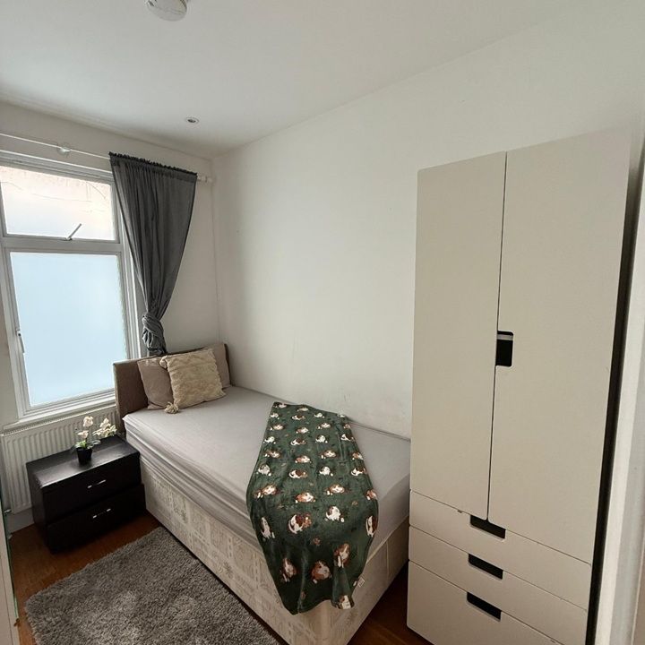 Room in a Shared Flat, Whitmore Gardens, NW10 - Photo 1